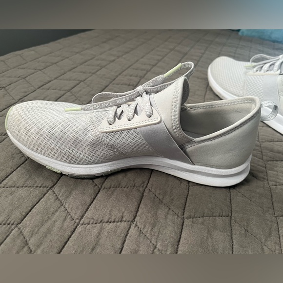 New balance sneaker, Nergize, womens size 10, very light grey - Picture 5 of 8